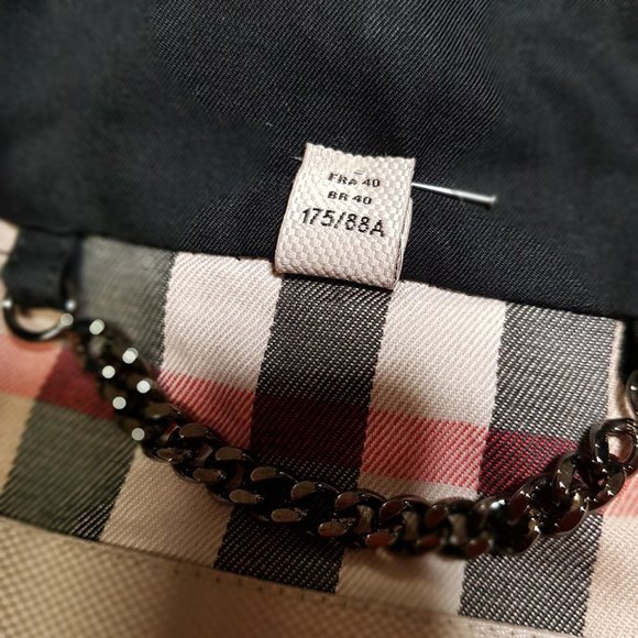 The long black Burberry Chelsea Heritage Trench Coat with signature gabardine - Picture 10 of 13